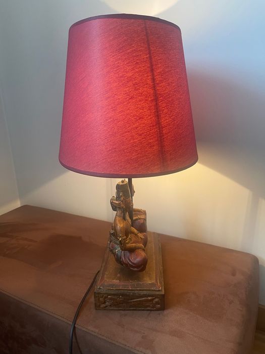 Candeeiro bordô muito elegante