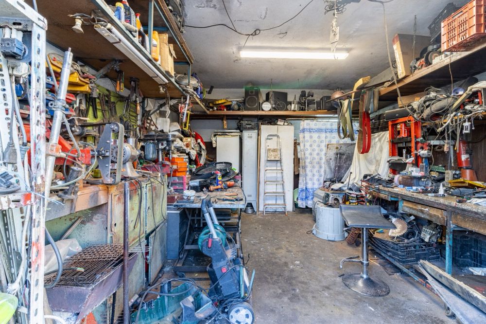 Garagem Individual 20m² com WC, Água e Eletricidade
