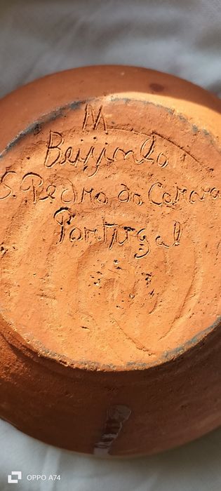 tigela ou alguidar antigo em barro vidrado, pintado à mão, típico da olaria tradicional e cerâmica popular portuguesa