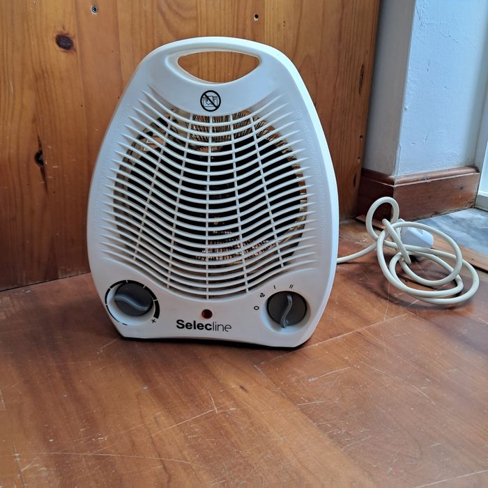Pequeno Aquecedor Eléctrico Selecline. A funcionar prefeitamente.