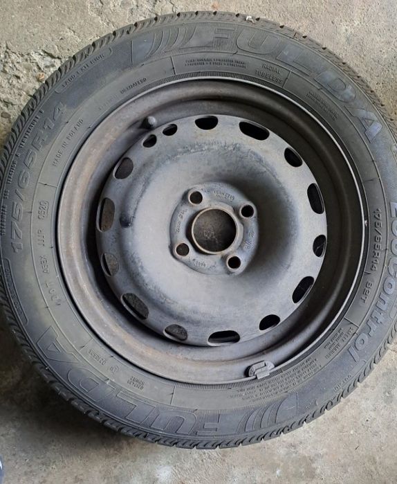 Felgi komplet 4 szt 4x100  z oponami