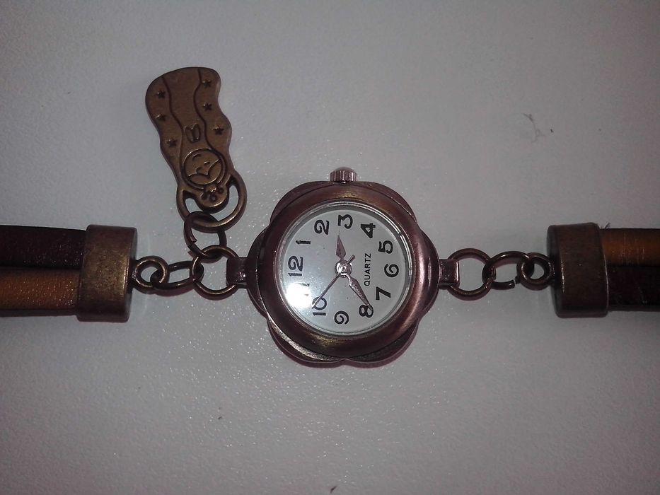 Relógio original. Aço e cabedal. Artesanato. Novo