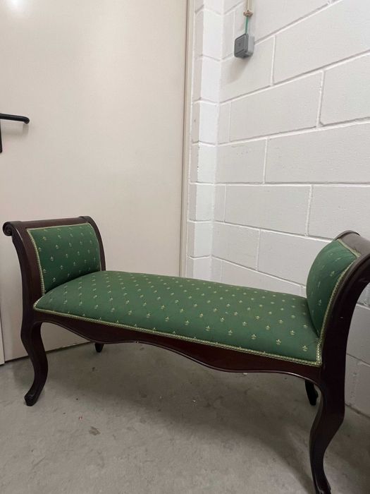 Banquinho Estilo Clássico em Madeira e Estofo Verde