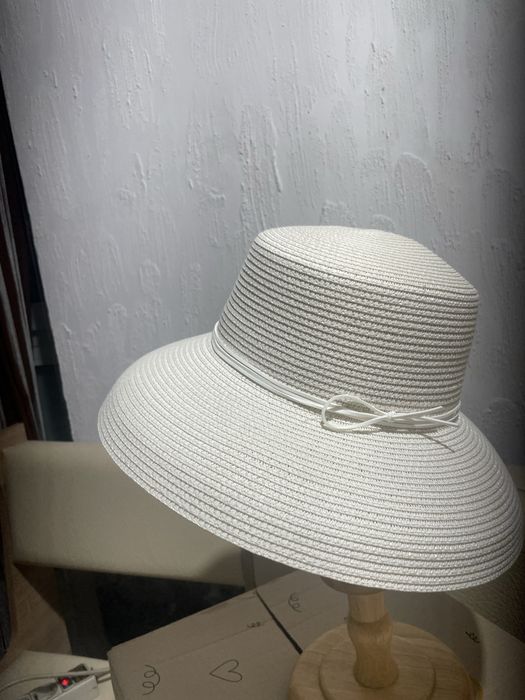 Соломʼяний літній капелюх