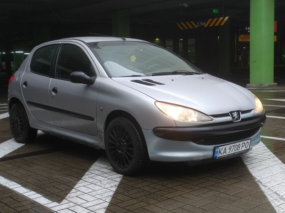 Продам Peugeot 206 XR 2001 року випуску з об'ємом двигуна 1,36л. Встановлений газ 4 покоління (вписаний в техпаспорт). Дуже економічний розхід бензину та газу. Автомобіль майже весь в рідній фарбі, фарбовано тільки 2,5 елементи (передній бампер, ліве крило і частина капоту), все інше в рідній фарбі. По техніці питань немає: мотор працює рівно що на бензині що на газу. Коробка перемикається мягко і плавно, нічого не вибиває. Ходова збита, мягенька. Гарна комплектація: кондиціонер, електропідйомники, гідропідсилювач керма, магнітола (музика дуже добре грає), сигналізація. Новий акумулятор Bosch. Зроблений приємний спортивний вихлоп. Свіжа зимова гума та круті диски що додають стилю автомобілю. В загальному машина як на свої роки вигляд має. Ціна на віддачу - 2300$.  Документи в порядку, бажано переоформити, але можу дати доручення на пару місяців. Звоніть-пишіть, будемо домовлятися!