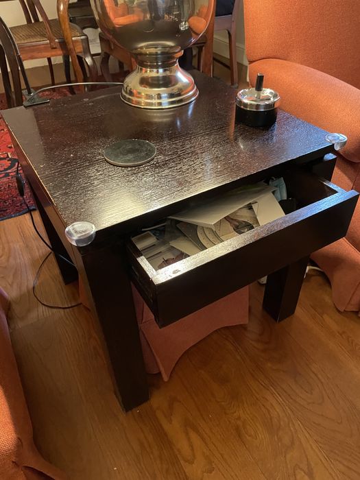 Mesa de apoio de madeira escura.