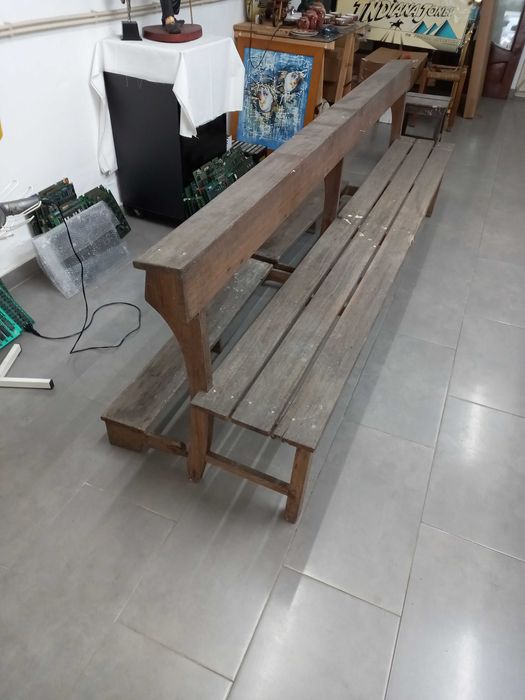 Banco de igreja rusticio