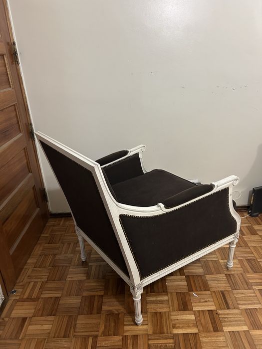 Poltrona em madeira com estofo