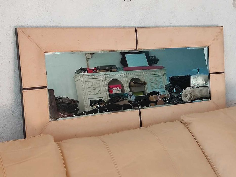 Espelho de sala biselado com moldura em pele