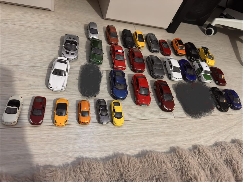 Samochodziki kolekconerskie 30 sztuk  (metalowe)