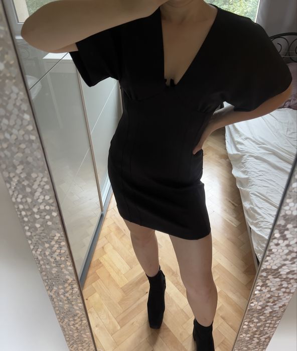 Czarna gorsetowa sukienka