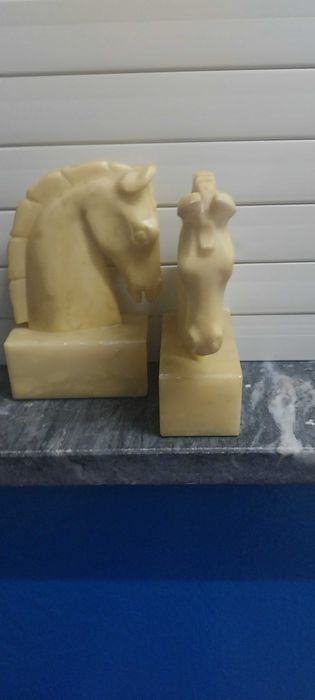 Estatuetas em marfinite