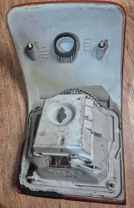 Lampa Lewa Tylna AUDI 80 B3 (86-91r.) SEDAN Oryginalna HELLA