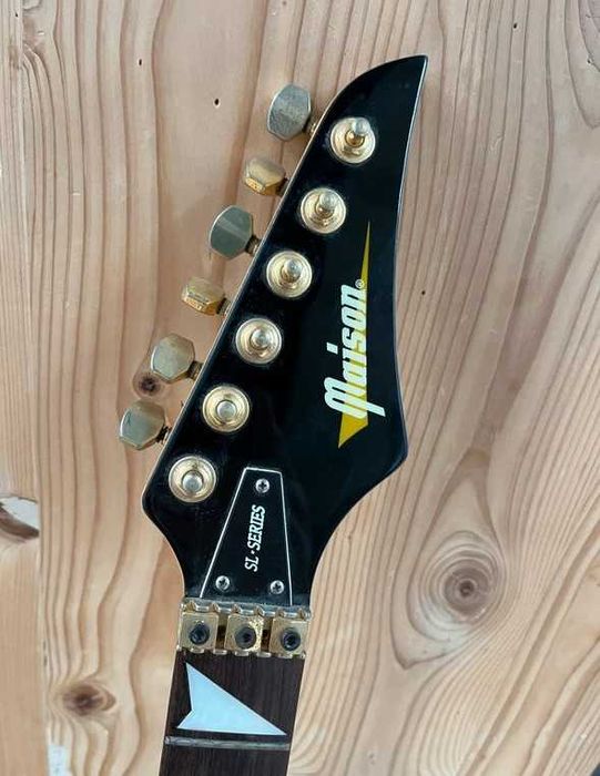 Guitarra eléctrica Maison em formato SuperStrat