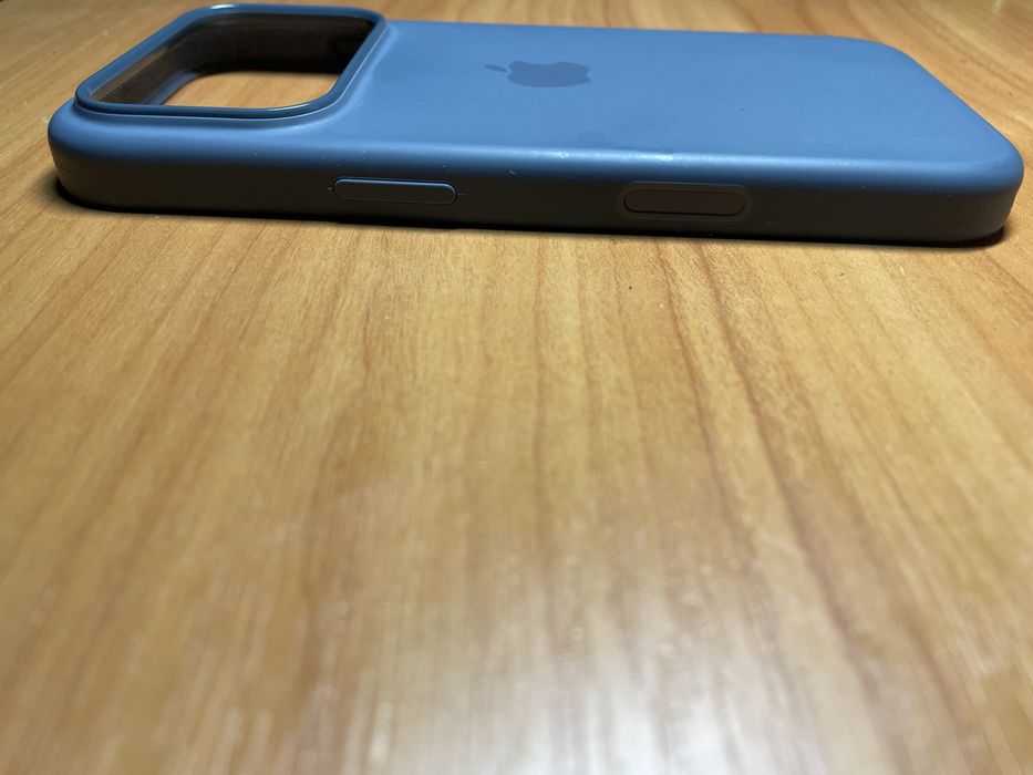 Оригінальний чохол на Iphone 17Pro з MagSafe