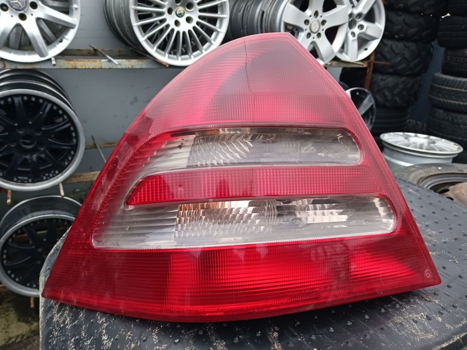 Mercedes w 203 lampa tył prawa lewa seden