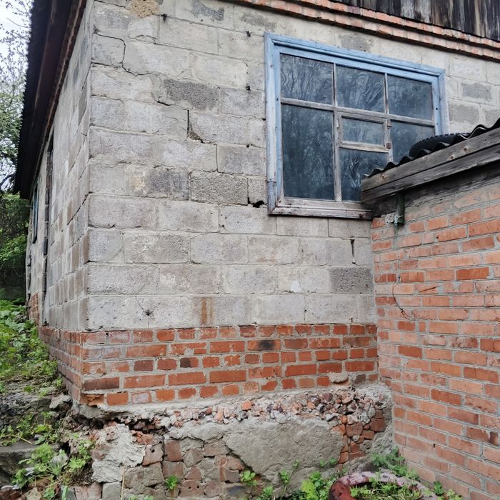 Продаю кирпичный  дом в живописном месте г.Мерефа