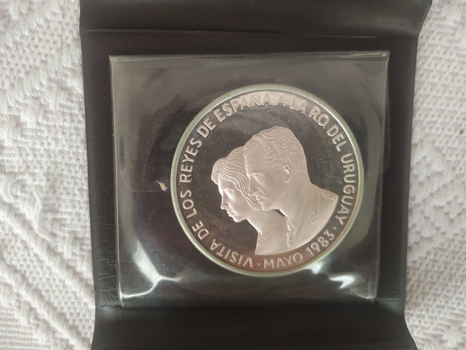 Moeda em prata proof de 2000 pesos novos de 1983 Visita dos reis de Espanha ao Uruguai (RARA)