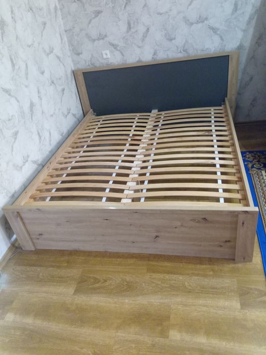 двоспальне ліжко на ламелях + матрац розмір 160/200 , стан - майже нов