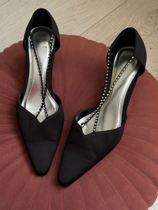 Чорні сатинові атласні туфлі, каблуки, кітен хіл, взуття зі стразами