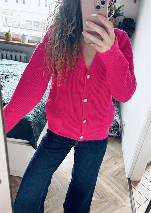 Rozowy sweter na guziki