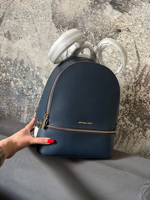 Plecak skórzany Michael Kors Rhea medium granatowy zlote logo