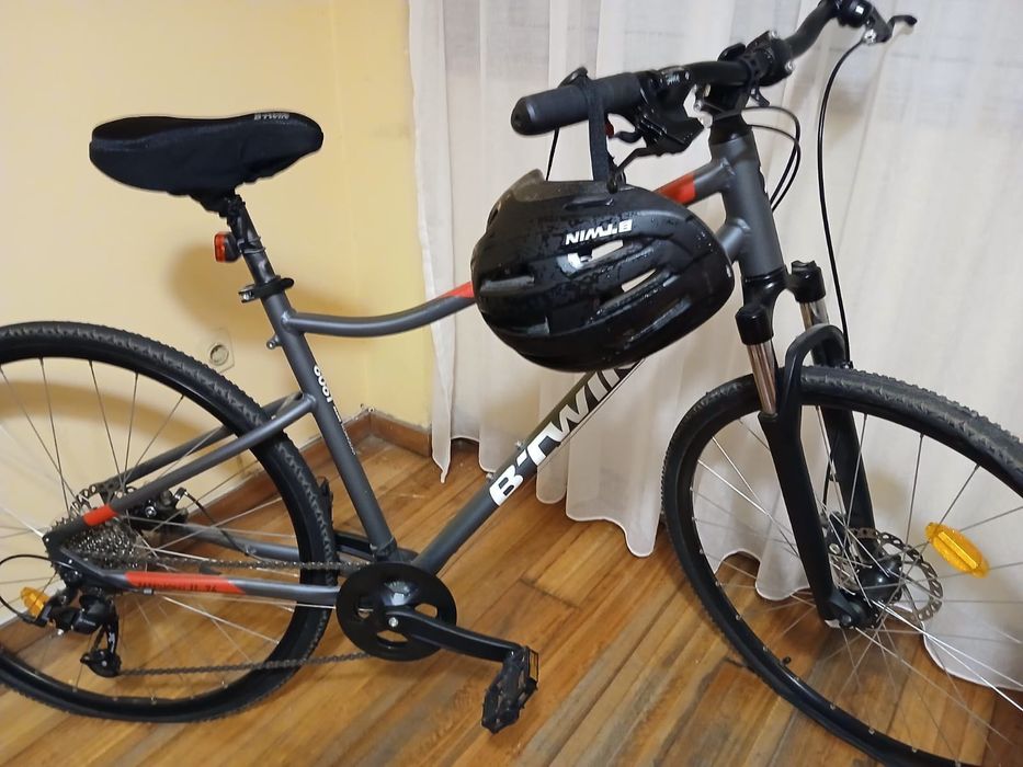 Bicicleta BTwin com capacete
