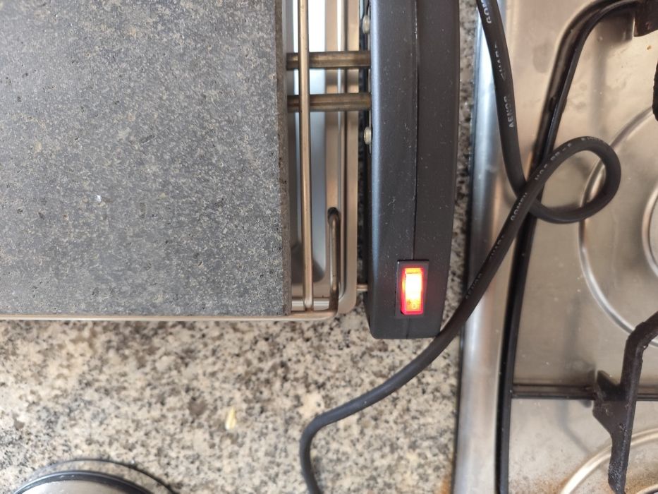 Grelhador elétrico com placa de pedra