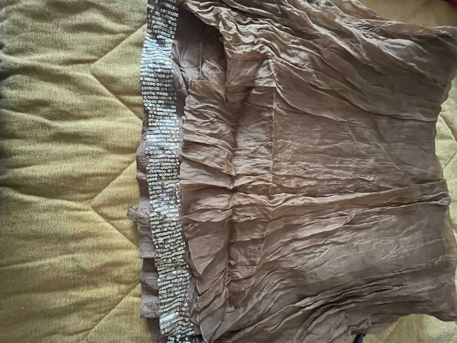 Vestido com pormenor de lantejoulas