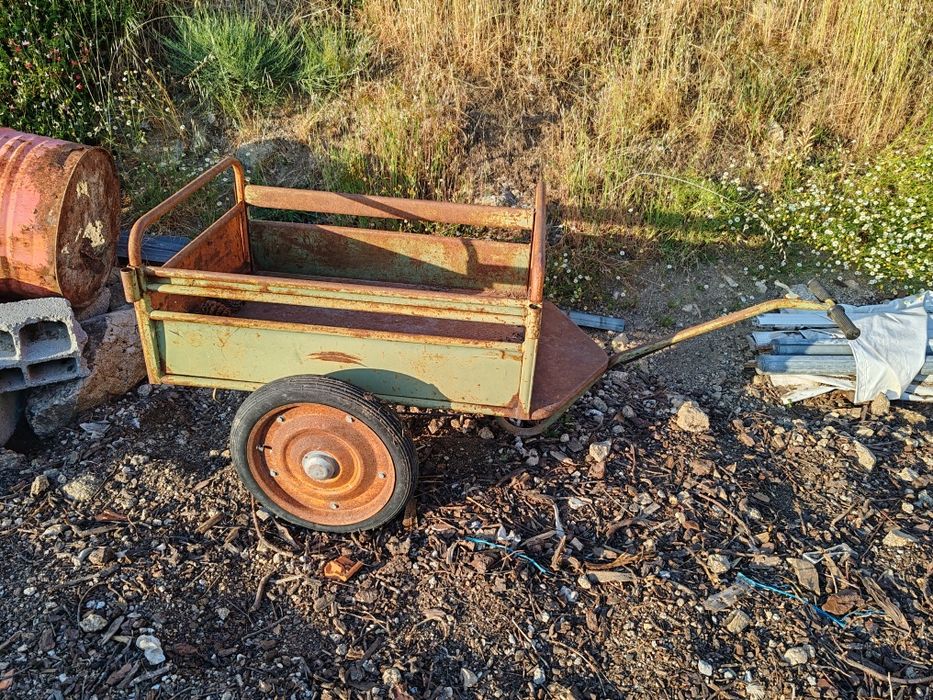 Carrinho de mão antigo