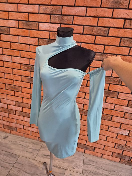 Sukienka z wyciętym dekoltem i opuszczonym rękawem