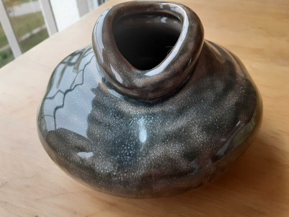 Wazon ceramiczny, naczynie ceramiczne. Brązowy.