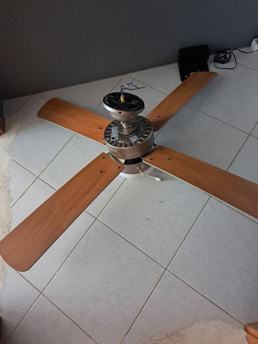 Cadeeiro com ventoinha cinza e prata