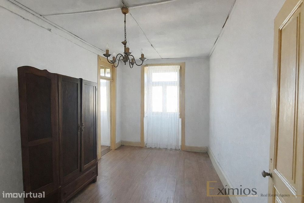 Moradia Centenária, para restauro, próxima ao Metro de Santa Clara