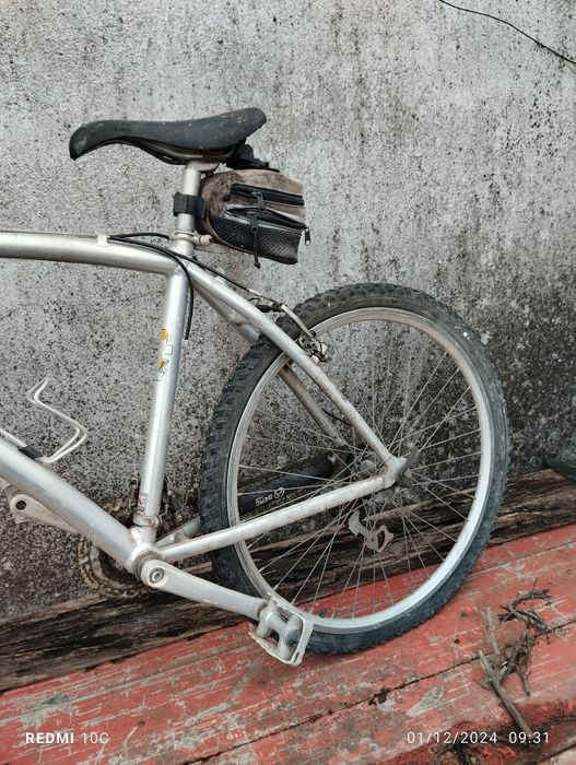 Bicicleta a pedais marca Esmaltina toda em alumínio
