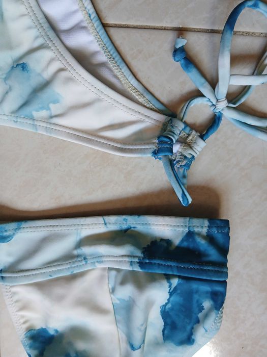 Biquini tie die azul e branco