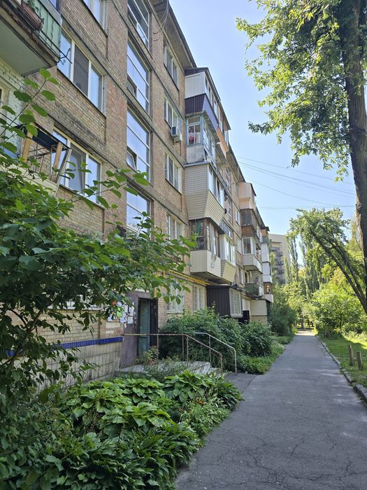 Без комісії! Продаж кімнати в гуртожитку з балконом поруч з метро Академмістечко та Святошин