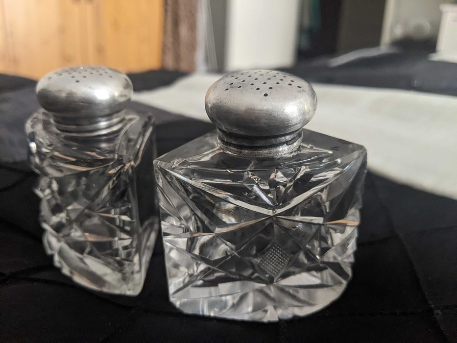 Солонка і перечниця кришталеві з кришкою зі сплаву срібла і нікеля