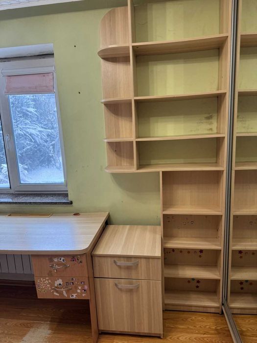 Продам мебель.Стол 2метоа,тумба,полки Цена за Все