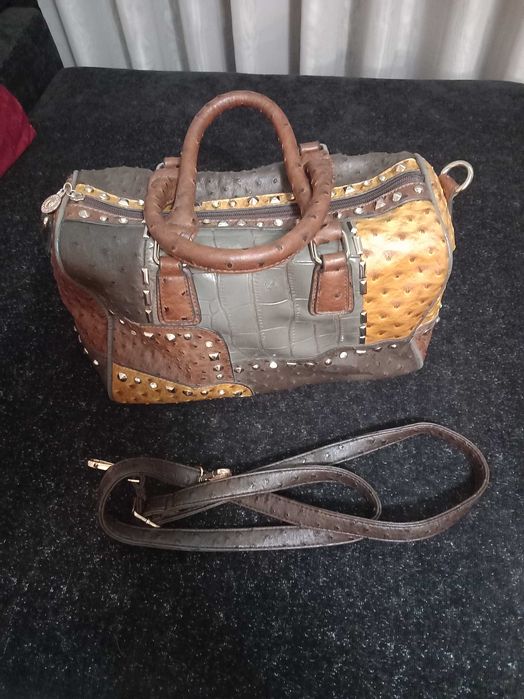 Mala em tons de castanho