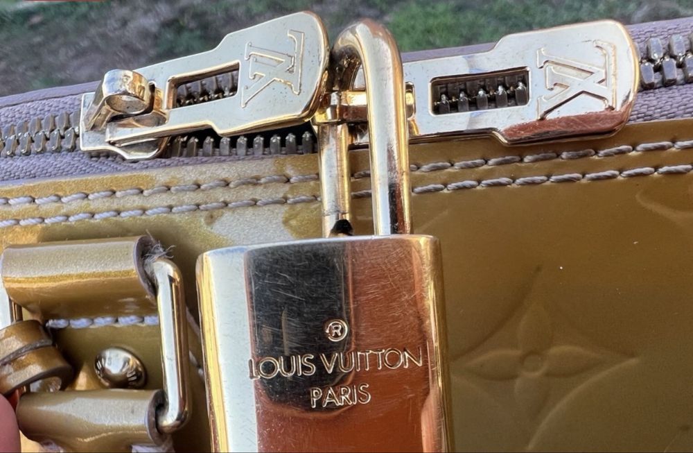 Mala  bolsa Louis Vuitton Alma PM dourada