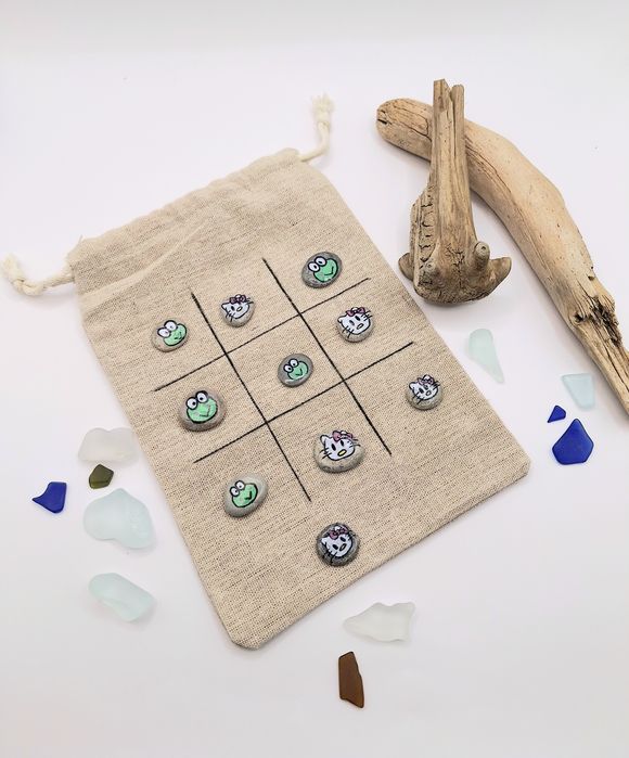 Gra kieszonkowa kółko i krzyżyk pomalowane kamienie Hello kitty gra