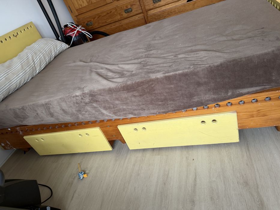 Cama com gavetas madeira + amarelo