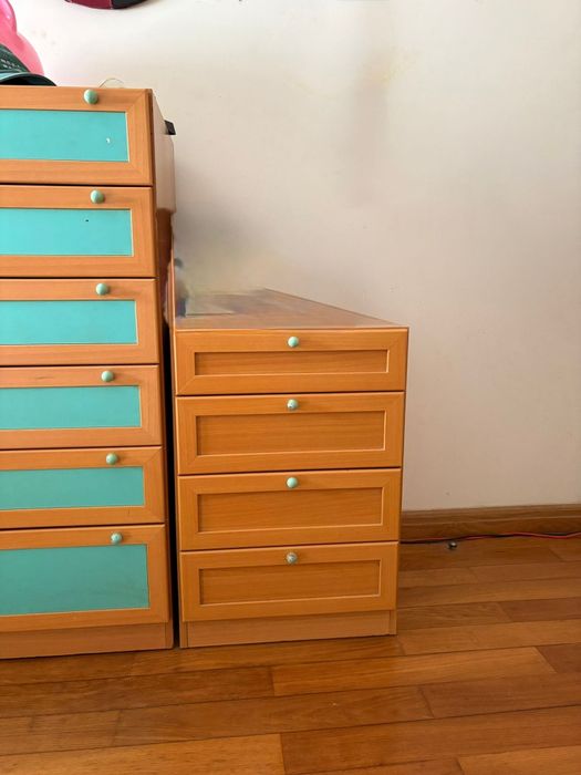 Cómoda com gavetas e mesa de cabeceira