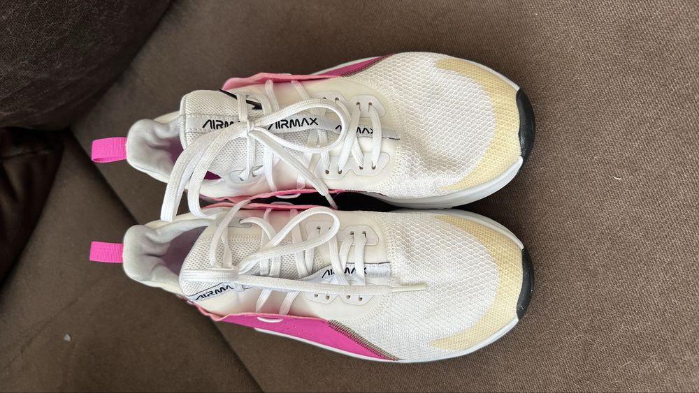 Продаю кросовки  Nike Air Max Bella  40.5 26см