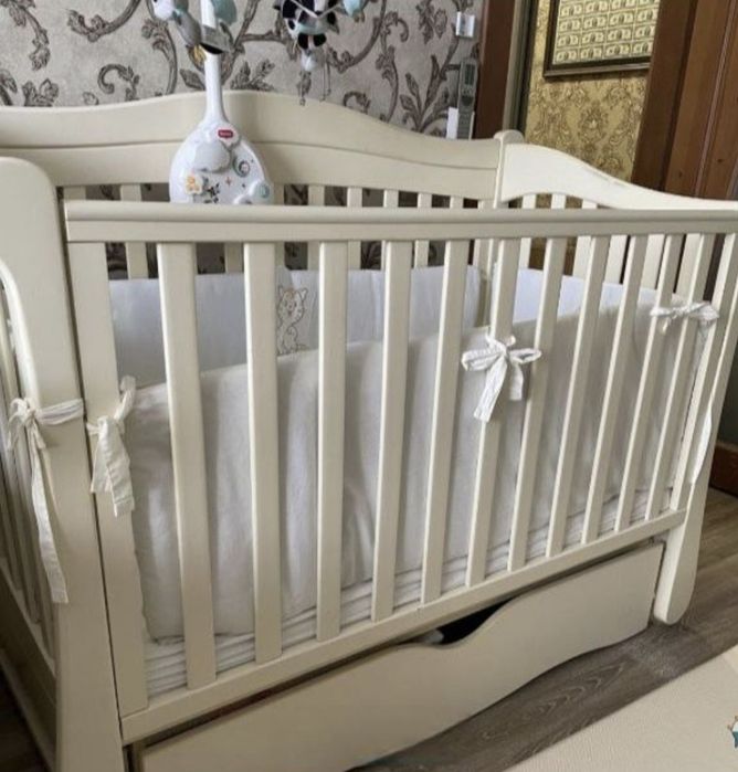 Дитяче ліжко з маятником