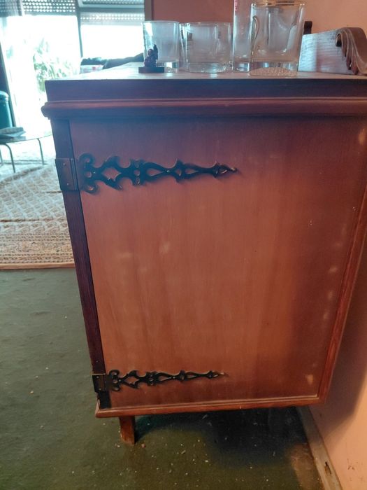 Conjunto sala madeira maciça. Dois  aparadores, mesa e cadeiras