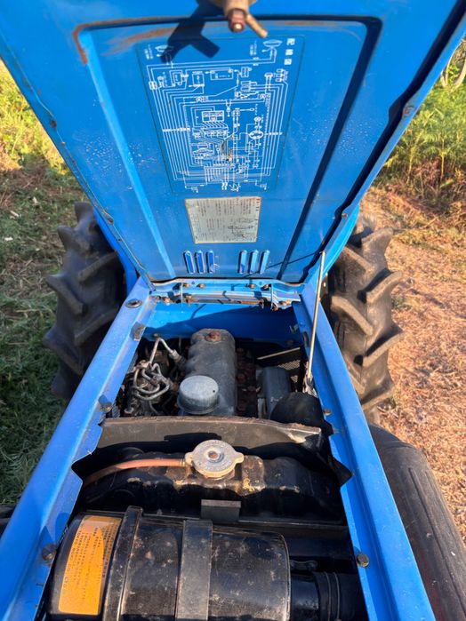 Trator iseki TU2100 4x4 com alfaias