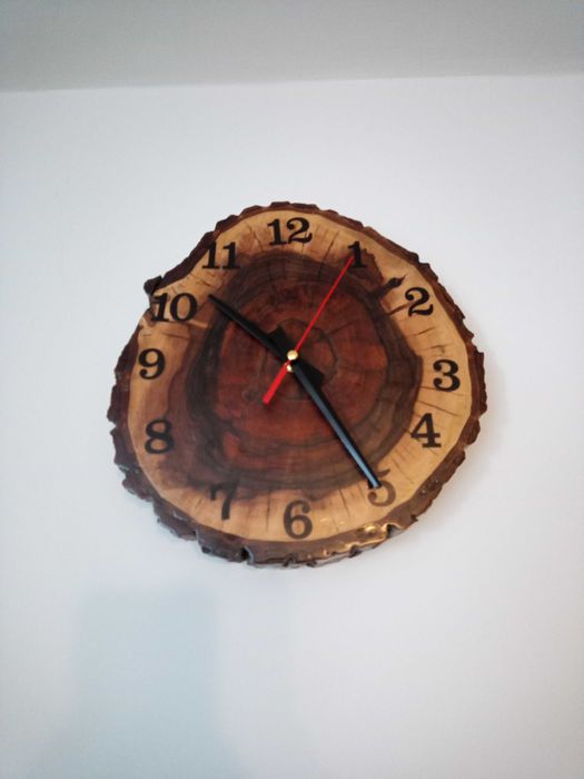 Zegar na ścianę z drewna i żywicy