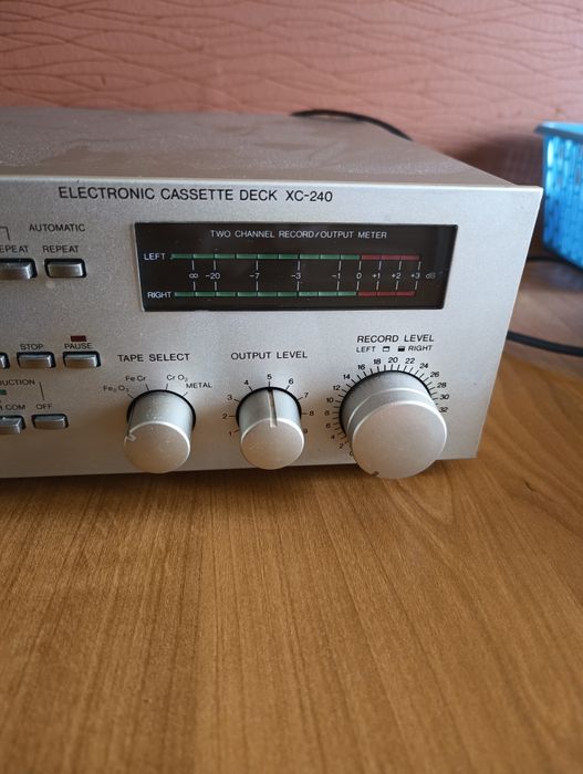 Sprzedam magnetofon kasetowy.